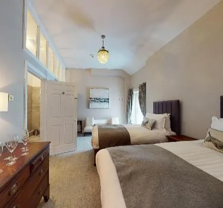 Newbay House Country house *